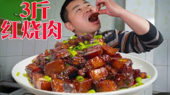 超小厨下雨天烧烤,五花肉韭菜配土豆一次100串,老爸幺叔吃过