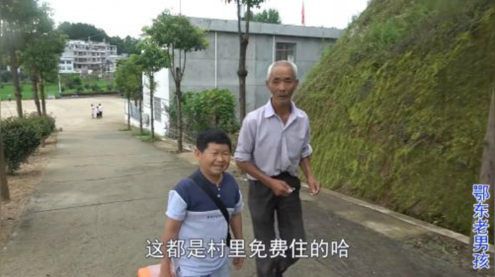 鄂东老男孩_庙里送来一台功放给老男孩修,大叔说原价2800,1300块钱买