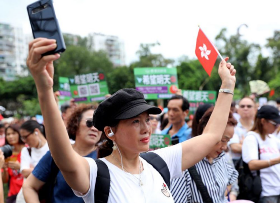 “同声同气撑警察”——香港举行“希望明天”反暴力音乐集会