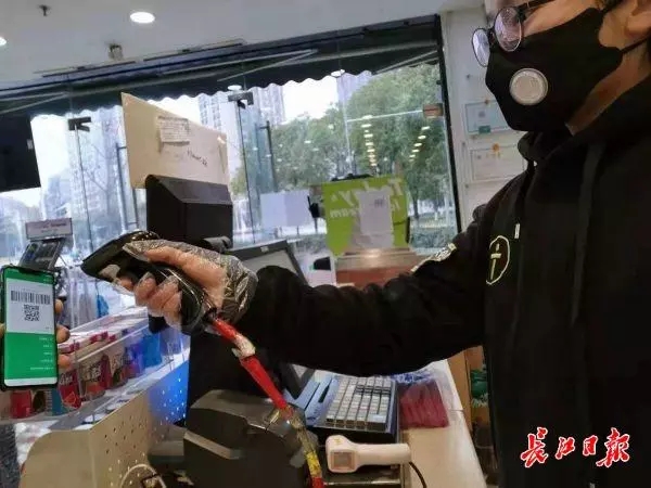 三大便利店坚守社区旁，部分便利店线上卖菜，市民出门就提货