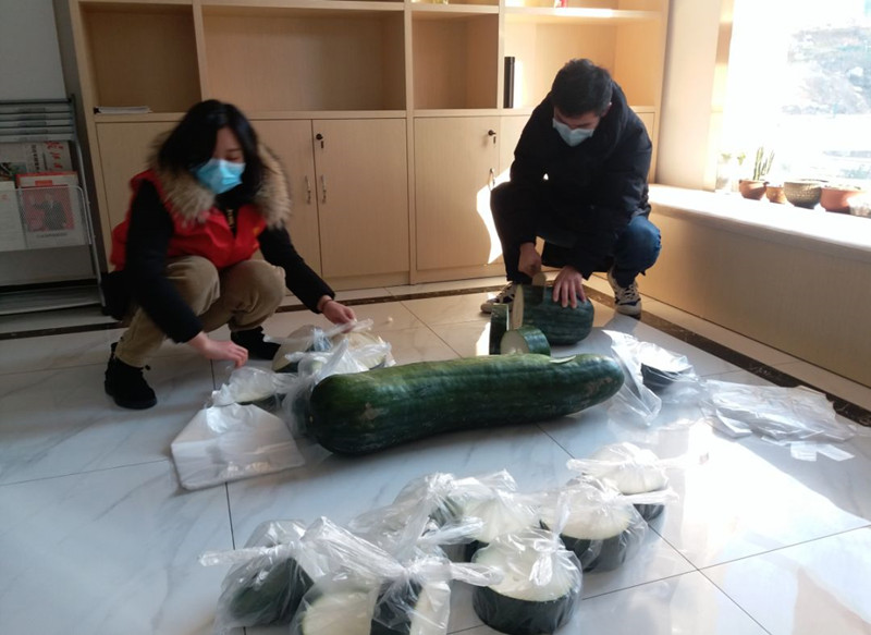 “有花菜但没有花，有盒饭但没有巧克力” 社区书记给8位女同事写下一封信