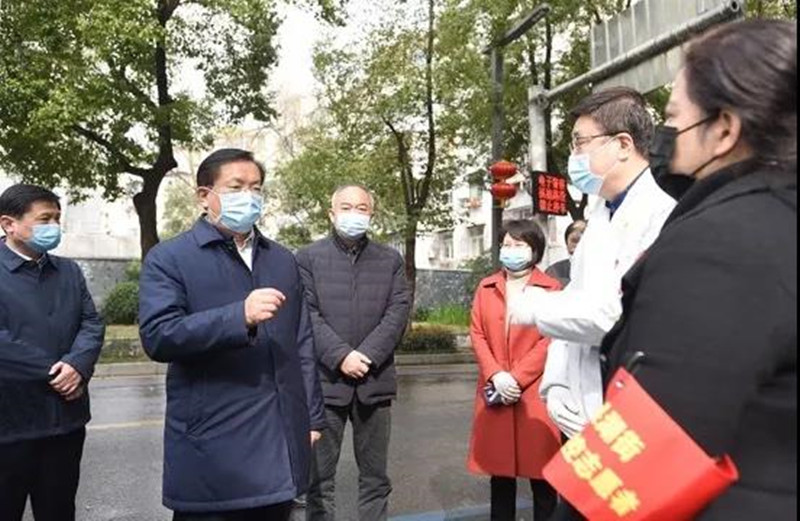 王忠林调研下沉党员干部服务社区工作，当好服务员宣传员社情民意调研员