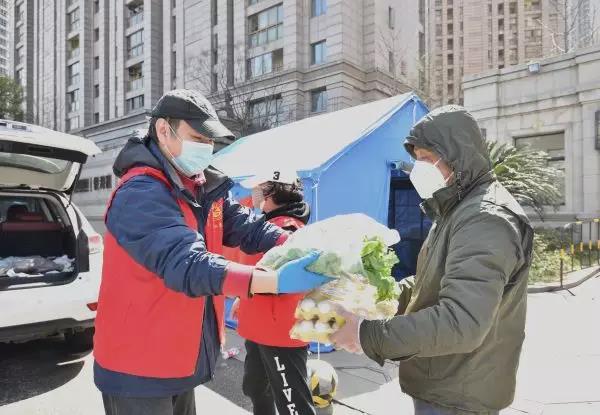 服务员、宣传员、民意调查员……这个社区的临时党支部，还有更多担当