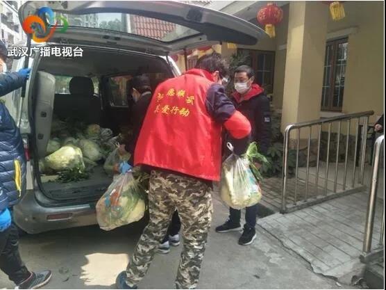 跑腿代购不停歇，90后的他是社区防线的“万能团长”！