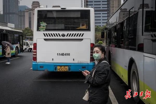 117条公交恢复上路首日运营平稳 ，倡导65岁以上老人和非必需出行人群暂不公交出行