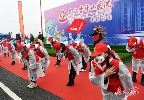 雷神山医院1090名援汉医疗队队员撤离，八旬出院患者托人送来260件礼物