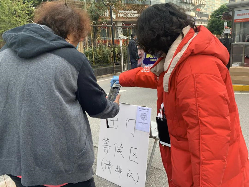 严守出口、错峰出行、团购保供……武汉各社区引导居民“非必要不外出”