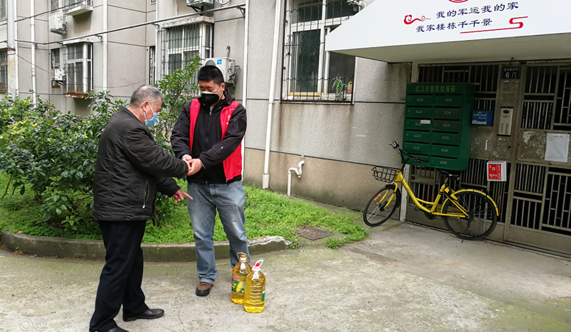 严守出口、错峰出行、团购保供……武汉各社区引导居民“非必要不外出”