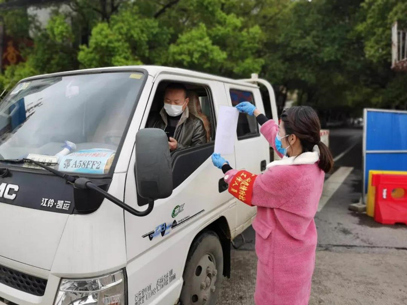 严守出口、错峰出行、团购保供……武汉各社区引导居民“非必要不外出”