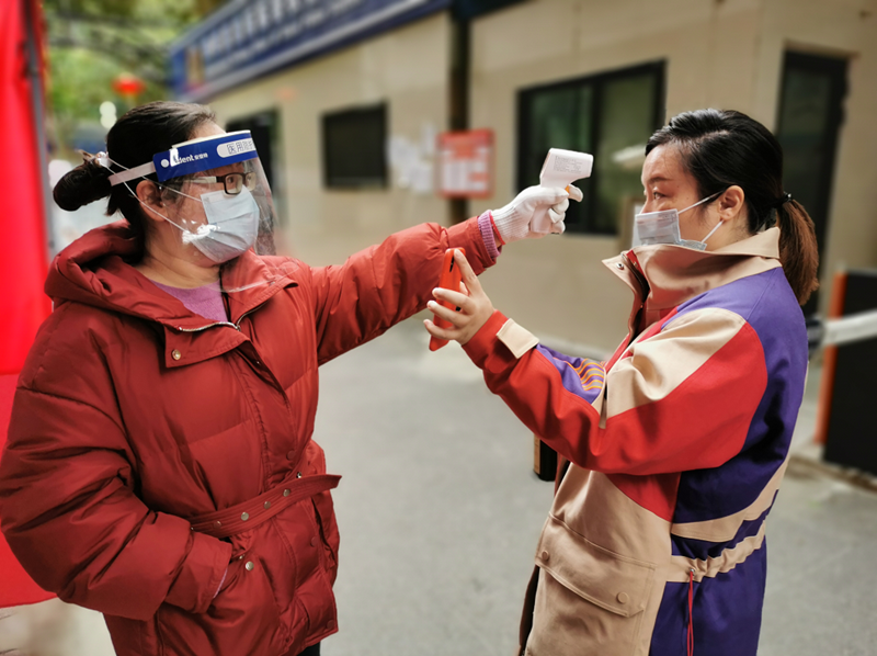 严守出口、错峰出行、团购保供……武汉各社区引导居民“非必要不外出”