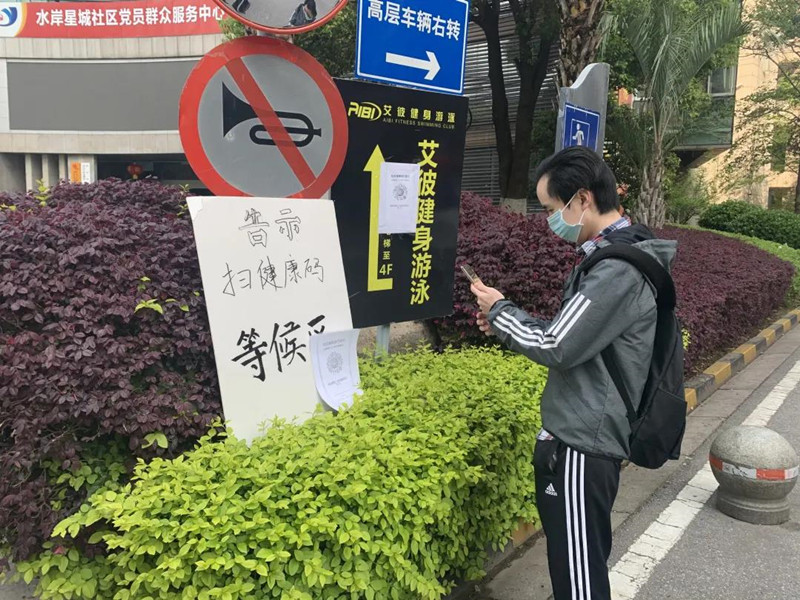 严守出口、错峰出行、团购保供……武汉各社区引导居民“非必要不外出”