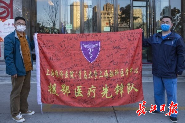 “油泼面助力热干面”，写着祝福语的袖章将成武汉“战疫档案”