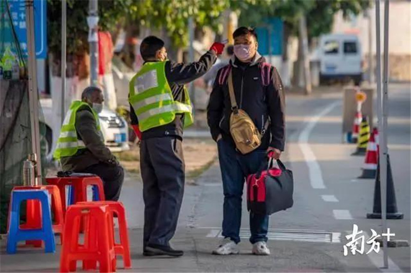 戴口罩、测体温、扫码或凭证出入！北上广小区严格管理不松动