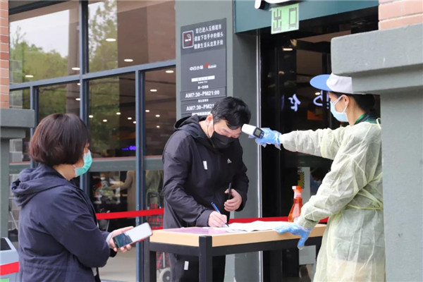 戴口罩、测体温、扫健康码……严守封控规定，武汉市民稳住不松劲