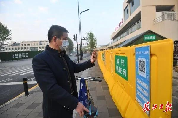 天河机场旅客出发，汉口火车站旅客有序乘车