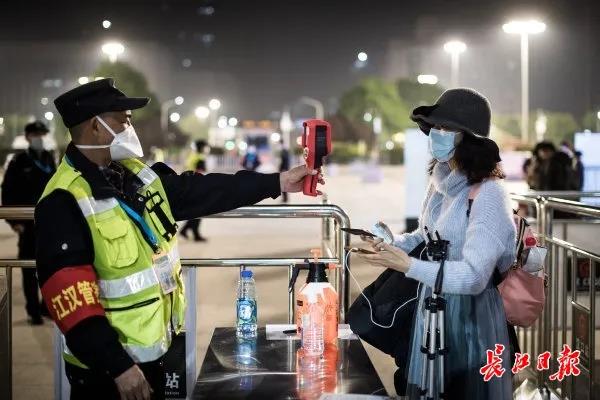 天河机场旅客出发，汉口火车站旅客有序乘车