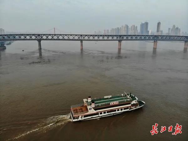 天河机场旅客出发，汉口火车站旅客有序乘车