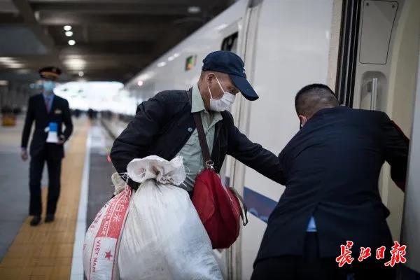 天河机场旅客出发，汉口火车站旅客有序乘车