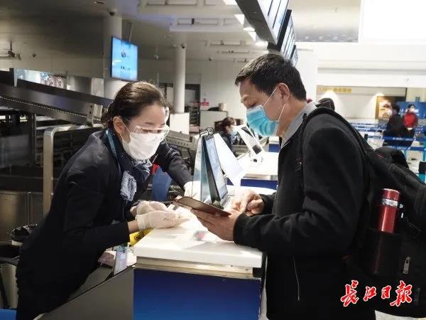 天河机场旅客出发，汉口火车站旅客有序乘车