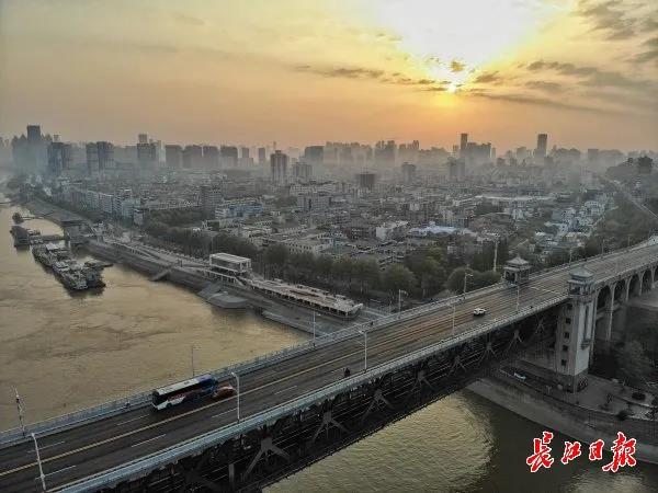 天河机场旅客出发，汉口火车站旅客有序乘车