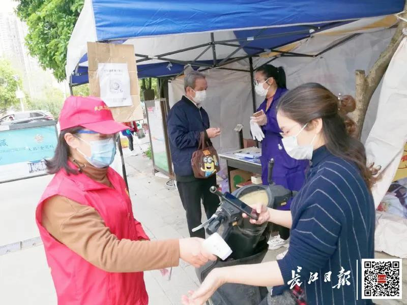 小区内设临时菜场、给复工人员编号……武汉这些小区让居民出行“既严格又方便”