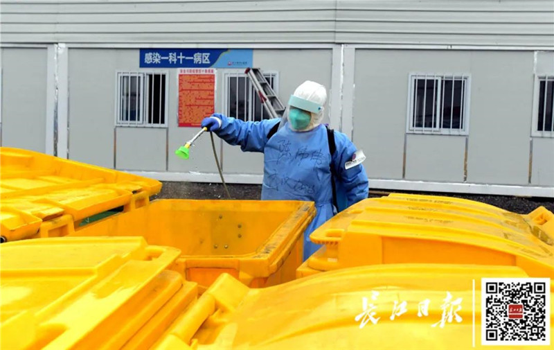 “拖把、抹布、消毒液就是我的抗疫武器！”这群“保洁员”在雷神山医院坚持战斗