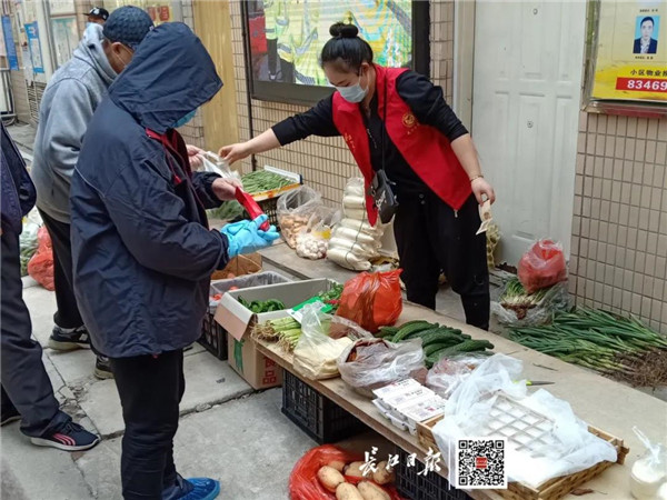 落实习近平总书记“用心用情服务群众”嘱托，武汉社区工作者抓细抓实疫情防控