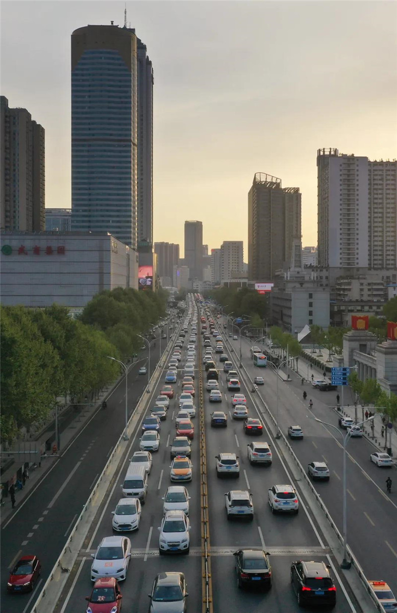 又见久违的早晚高峰，那个熟悉的武汉渐渐回来了！