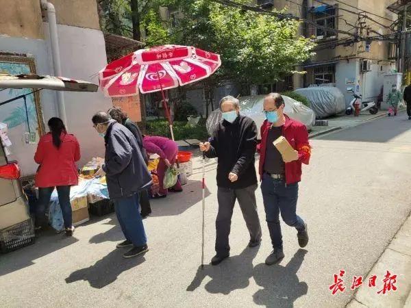 送菜买药陪老人谈心，下沉党员继续坚守社区