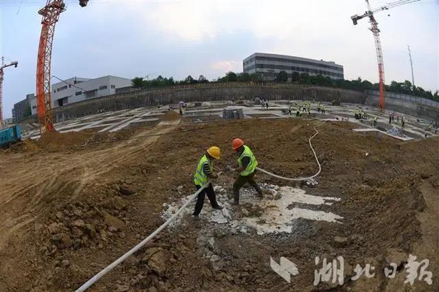 武汉光谷高端医疗器械产业园争分夺秒赶工期