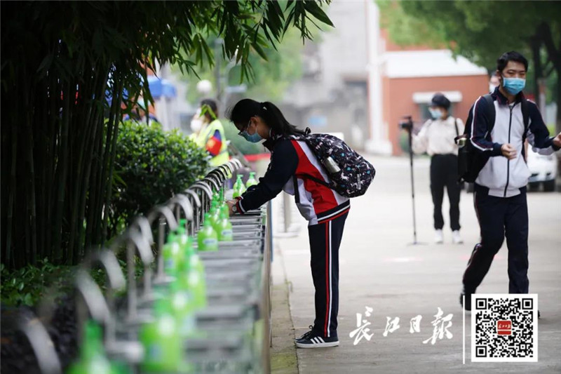 外媒关注武汉高三学生返校复课：城市逐步恢复常态