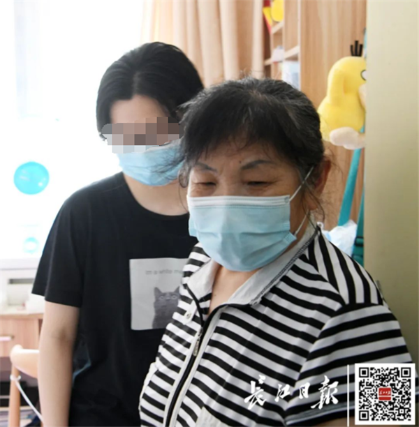 妈妈痊愈回家，高三女儿将“一家之主”职责交还，回归日常就是全家向往的生活