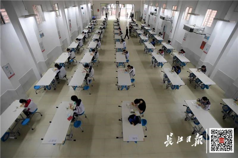 探访武汉高三学子就餐：食堂变“考场”，餐桌标名字、吃饭不交谈