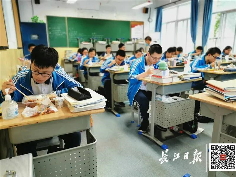 探访武汉高三学子就餐：食堂变“考场”，餐桌标名字、吃饭不交谈