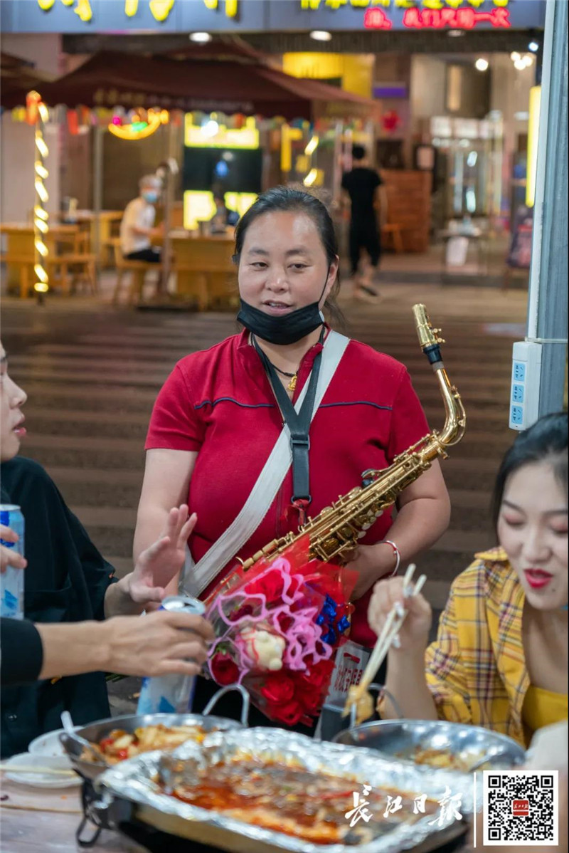 小龙虾、毛豆、烧烤！记者探访吉庆街、万松园的宵夜摊，武汉的烟火气回来了