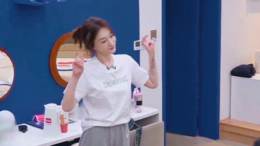 李小冉唱《心愿便利贴》逗姐姐们开心
