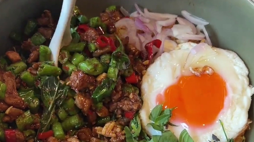 凑热闹追热点：林大厨打抛饭全网出圈 一碗饭直接把我香晕了