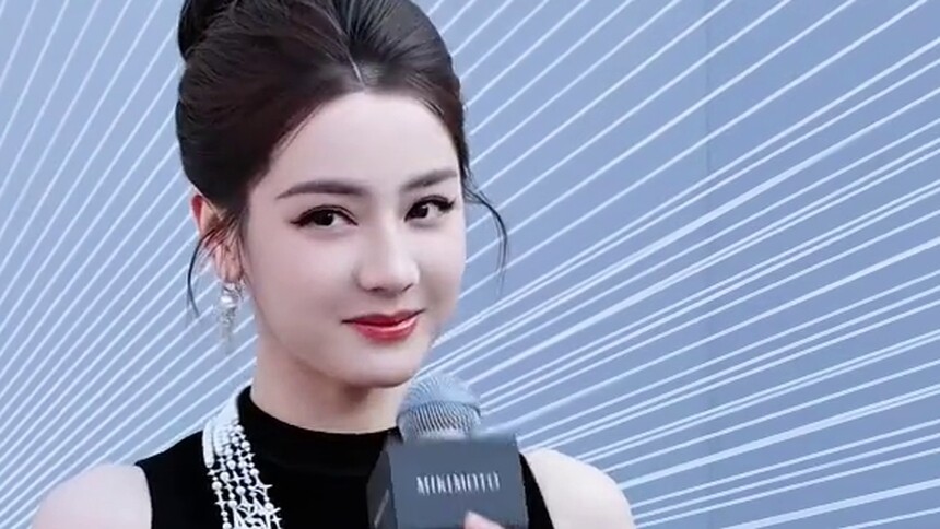 凑热闹追热点：迪丽热巴黑丝绒长裙统治力全开！珍珠头冠化身“人间美杜莎”