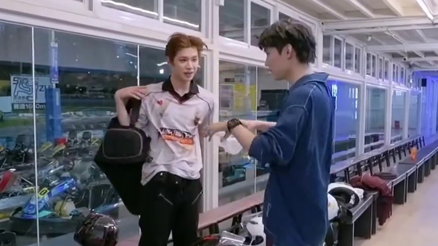 凑热闹追热点：《不想睡的星期五》黄明昊周翊然卡丁车battle！ 这就是男孩子之间的胜负欲