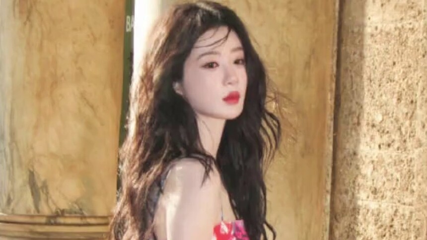 凑热闹追热点：杨紫解锁明艳大美女模式！大波浪印花吊带裙美到挪不开眼