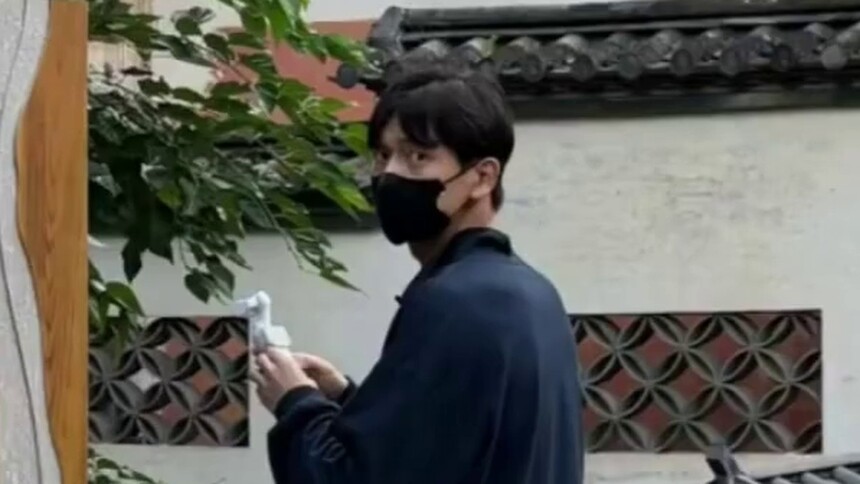 凑热闹追热点：李现漫步沙溪石板路梦回有风小院 谢之遥DNA狠狠动了！