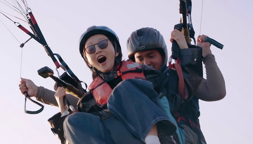 《花儿与少年2026》10月23日看点：花少团体验滑翔伞直呼太美了 邓为质疑自己导游的能力