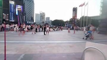 武汉光谷步行街，七夕快乐 2017-08-27 18点场