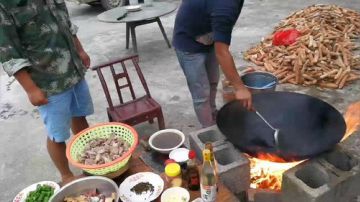 柴火烧土鸡，野生枞菌汤，干锅肥肠 2017-08-30 17点场