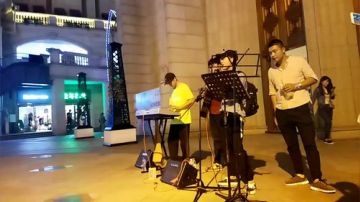 光谷教堂门口，美女主播 2017-09-06 20点场