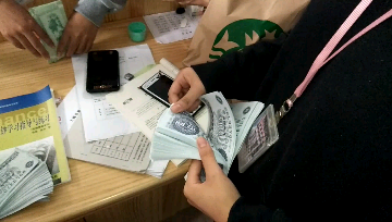 会计老师教我们点钞手法