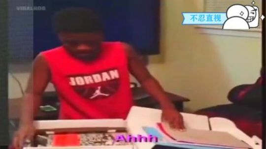 小男孩在短短几分钟经历了人生的大起大落 哈哈哈 笑坏了