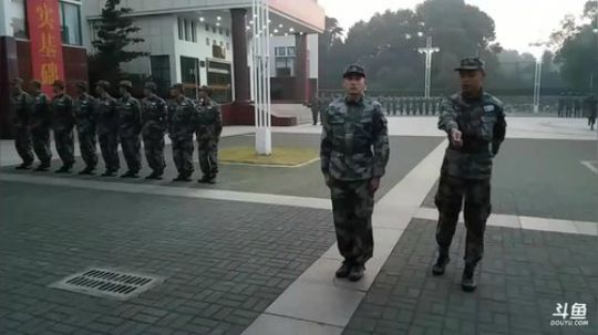 新兵成人礼（二营四连的新兵肖淑洁报到） 2017-11-09 05点场