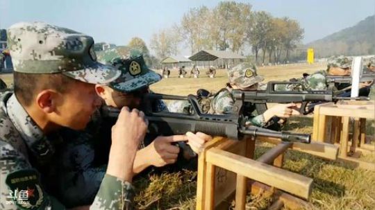 新兵成人礼（二营四连的新兵肖淑洁报到） 2017-11-09 08点场