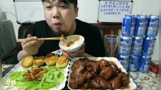 啃红烧猪蹄，看上海德比 2017-11-26 19点场